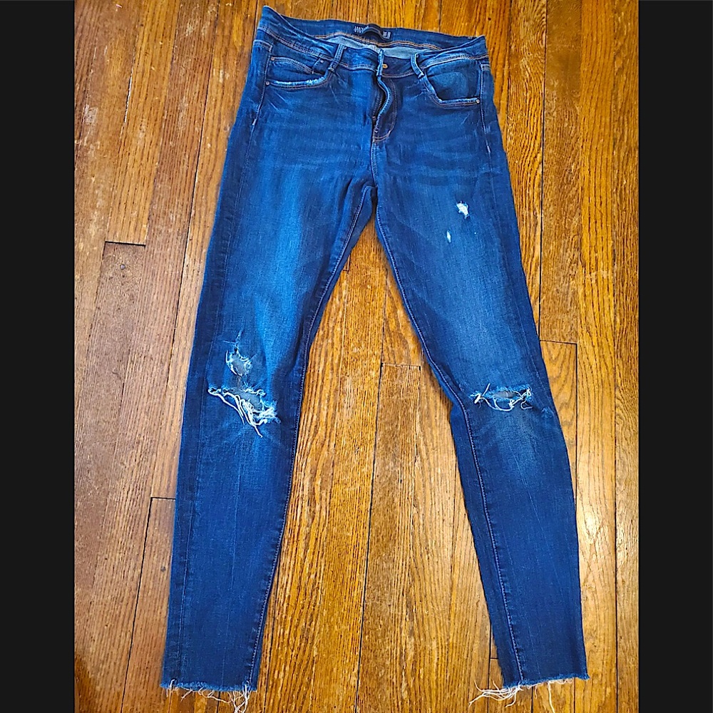 ZARA- Distressed skinny jeans. Great condition sz 6. Dark denim. ON-TREND GEM!